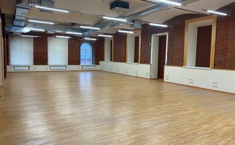 Арендовать Зал с паркетным покрытием