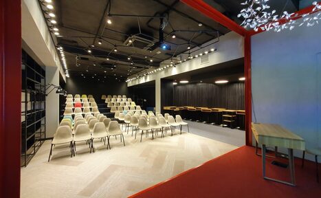 Арендовать AZIMUT Hotel Яркий функциональный зал в Новосибирске