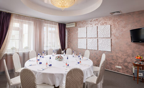 Арендовать Hotel Volna. Уютный зал с круглым столом в Нижнем Новгороде