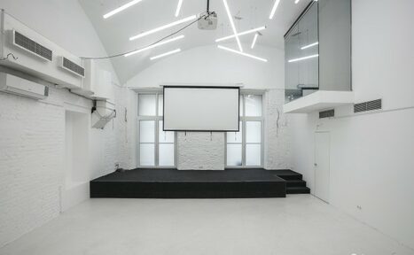 Арендовать Белый двухэтажный лофт