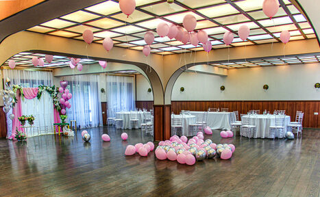 Арендовать Ланч Поинт Классический банкетный зал в светлых тонах