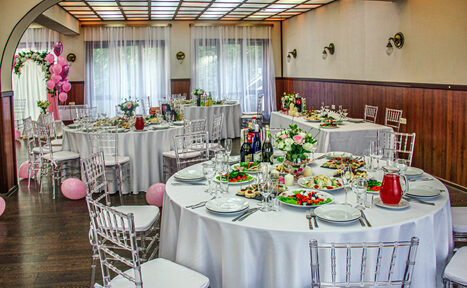 Арендовать Ланч Поинт Классический банкетный зал в светлых тонах