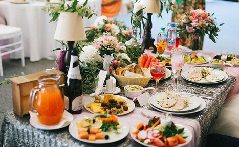 Арендовать Ланч Поинт Классический банкетный зал в светлых тонах