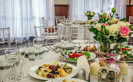 Арендовать Ланч Поинт Классический банкетный зал в светлых тонах