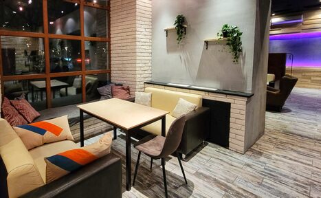 Арендовать Дизайнерский лофт с панорамными окнами и кухней