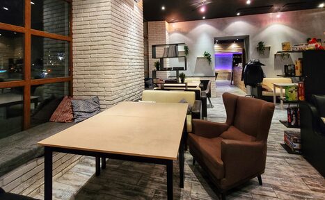 Арендовать Дизайнерский лофт с панорамными окнами и кухней