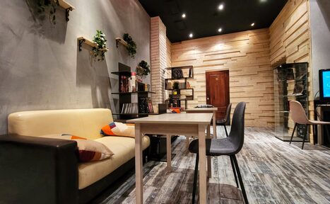 Арендовать Дизайнерский лофт с панорамными окнами и кухней