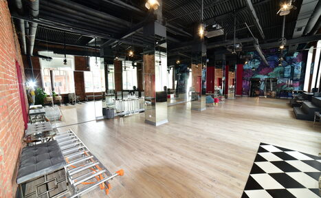 Арендовать Adornos Loft Лофт с зеркальными колоннами