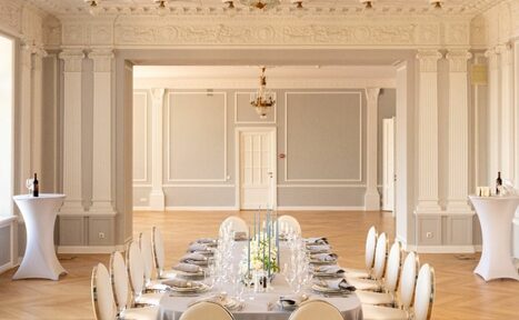 Арендовать Пространство с лепниной и камином