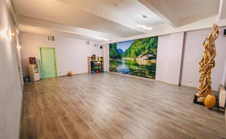 Арендовать Зал для йоги с интерьерной картиной