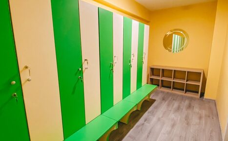 Арендовать Зал для йоги с интерьерной картиной