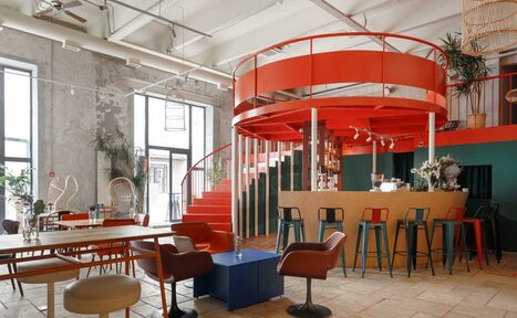 Арендовать SLOW WINE. Двухуровневый лофт с ярким дизайном