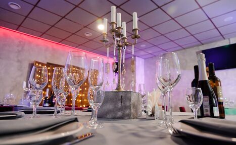 Арендовать One Bar. Лофт с круглыми столами 