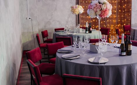 Арендовать One Bar. Лофт с круглыми столами 