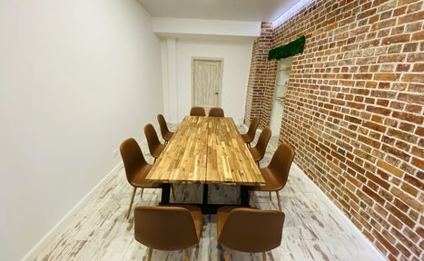Арендовать Комната для переговоров с кирпичной стеной