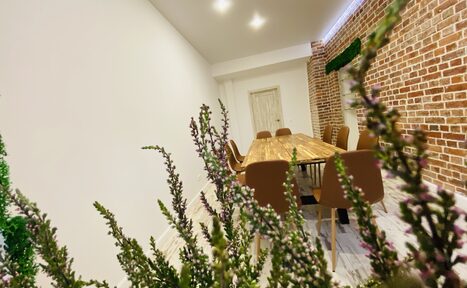 Арендовать Комната для переговоров с кирпичной стеной