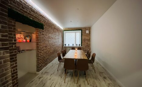 Арендовать Комната для переговоров с кирпичной стеной