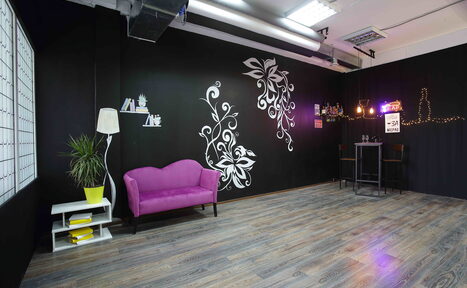 Арендовать Fancy Fly Room Тренинг-лофт с ярким диваном