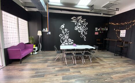 Арендовать Fancy Fly Room Тренинг-лофт с ярким диваном