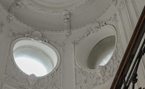 Арендовать Светлая Студия с высокими потолками и лепниной