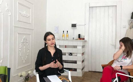 Арендовать Светлая Студия с высокими потолками и лепниной