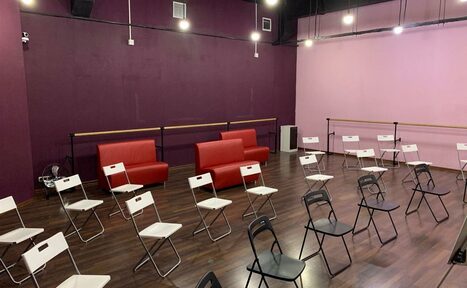 Арендовать Gusyaka Club Тренинг-зал в фиолетовых тонах