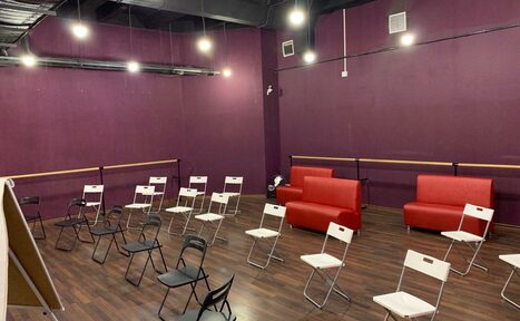 Арендовать Gusyaka Club Тренинг-зал в фиолетовых тонах