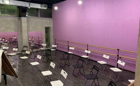 Арендовать Gusyaka Club Зал для тренинга 60 кв.м. в сиреневых тонах