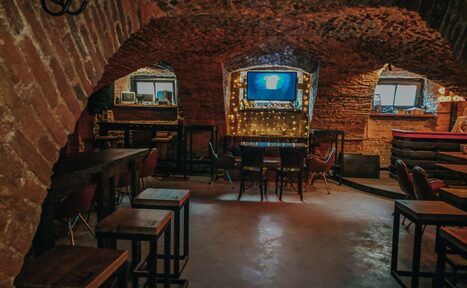 Арендовать Караоке-бар ШКАФ. Караоке-лофт со сводчатыми потолками