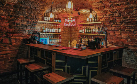 Арендовать Караоке-бар ШКАФ. Караоке-лофт со сводчатыми потолками