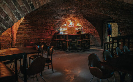 Арендовать Караоке-бар ШКАФ. Караоке-лофт со сводчатыми потолками