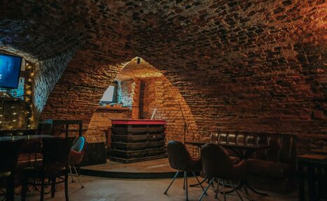 Арендовать Караоке-бар ШКАФ. Караоке-лофт со сводчатыми потолками