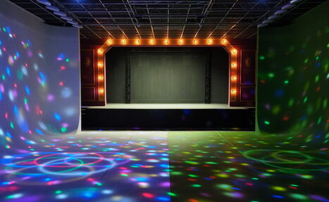 Арендовать Graf-Studio. Зал с театральной сценой и хромакеем