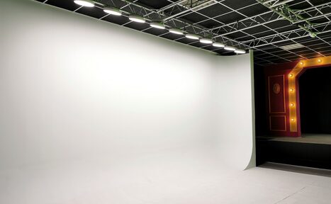 Арендовать Graf-Studio. Зал с театральной сценой и хромакеем