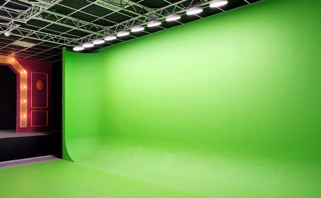 Арендовать Graf-Studio. Зал с театральной сценой и хромакеем