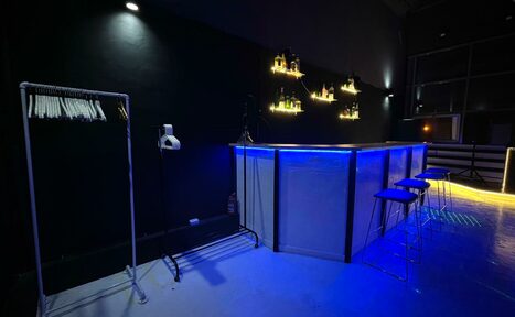 Арендовать Стилизованный двухуровневый лофт с большими окнами