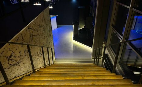 Арендовать Стилизованный двухуровневый лофт с большими окнами