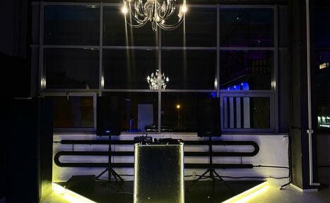 Арендовать Стилизованный двухуровневый лофт с большими окнами