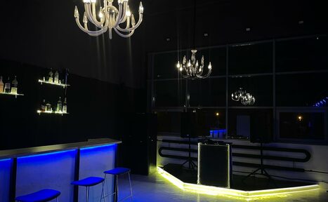 Арендовать Стилизованный двухуровневый лофт с большими окнами