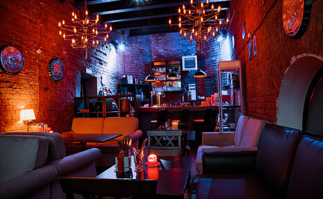 Арендовать Кирпичный лофт с экраном во всю стену