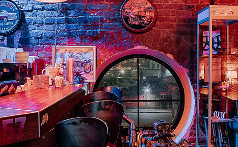 Арендовать Кирпичный лофт с экраном во всю стену