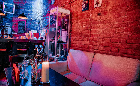 Арендовать Кирпичный лофт с экраном во всю стену