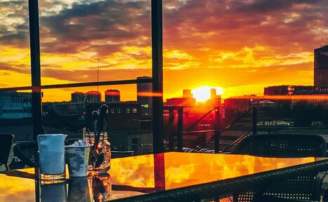 Арендовать Кирпичный лофт с экраном во всю стену