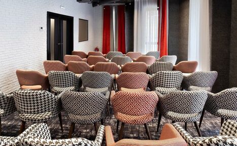 Арендовать АндерСон Малый банкетный зал с яркими деталями