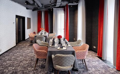 Арендовать АндерСон Малый банкетный зал с яркими деталями