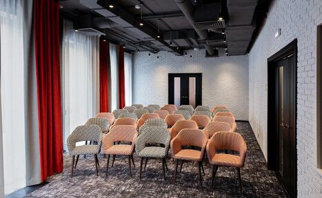 Арендовать АндерСон Малый банкетный зал с яркими деталями