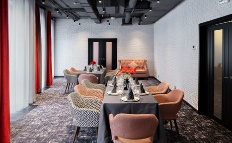 Арендовать АндерСон Малый банкетный зал с яркими деталями