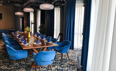 Арендовать АндерСон банкетный зал с золотыми деталями