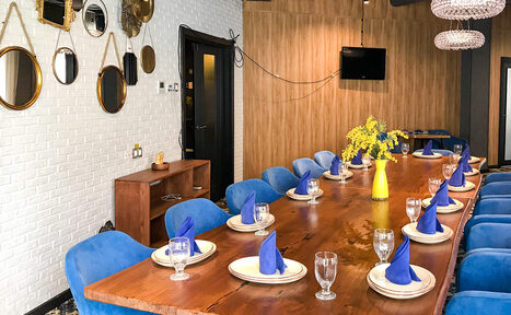 Арендовать АндерСон банкетный зал с золотыми деталями