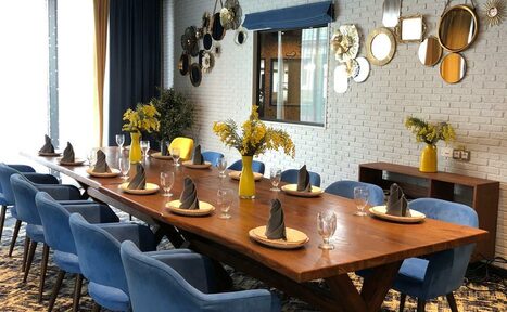 Арендовать АндерСон банкетный зал с золотыми деталями